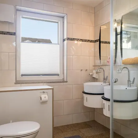 Nause Mit Sauna, Fitness, Naturteich, Parkplatz, Spielplatz Und Direkten Meerblick Appartement Sassnitz