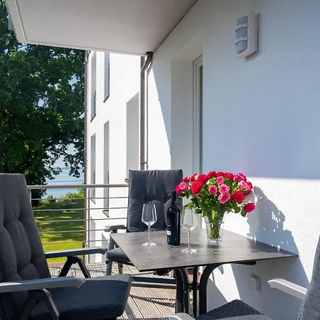 Appartement Nause Mit Sauna, Fitness, Naturteich, Parkplatz, Spielplatz Und Direkten Meerblick Sassnitz